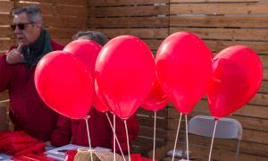 El globus vermells de l'estand de l'Associació de domants de sang de Girona