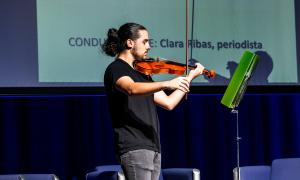 Alumne de l'Escola de música del Gironès, tocant el violí
