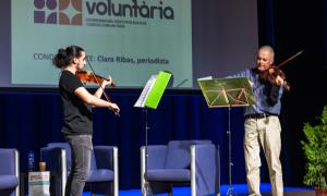 Ferran Molino i Albert Bosch, mestre i alumne de l'Escola de música del Gironès, tocant el violí