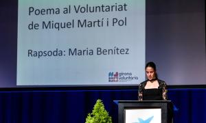 Una alumna de Soldesolfa llegint el Poema al voluntariat de Miquel Martí Pol