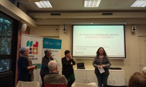 Fotografia de la XIX Tertúlia Social-Sopar," EL FUTUR ESTÀ EN MANS DELS INFANTS, GARANTIM ELS SEUS DRETS!". Inici de la tertúlia amb Maria Mercè Roca, presidenta de Girona Voluntària, Helena Benito de la Càtedra de Responsabilitat Social i Sostenibilitat de la UdG, la ponent Núria Valls i Carol, secretària d'Infància, Adolescència i Joventut, del Departament de Drets Socials. Generalitat de Catalunya i Maria Solés de la Fundació Sant Vicenç de Paül.