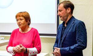 M. Rosa Terradellas, directora de la Càtedra de Responsabilitat Social i Sostenibilitat de la UdG, presentant al ponent, el catedràtic Ignasi Rodríguez-Roda Layret 