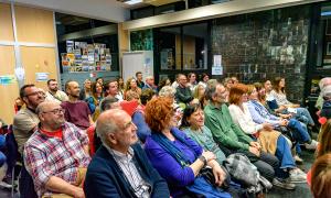 Assistents a la tertúlia social escoltant al ponent Ignasi Rodríguez-Roda Layret mentre parla sobre la situació de la sequera.