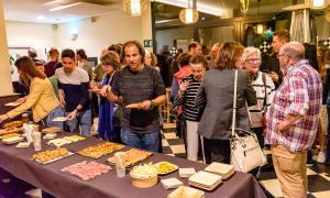 Assistents a la tertúlia assaborint el sopar aportat per la Fundació Ramon Noguera.