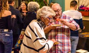 Assistents a la tertúlia assaborint el sopar aportat per la Fundació Ramon Noguera.