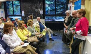 Presentació del ponent Albert Bayot i Fuertes de má de la directora de la Càtedra de Responsabilitat Social i Sostenibilitat de la UdG, M. Rosa Terradellas i la presidenta de Girona Voluntària, M. Mercè Roca amb el públic assistent a la tertúlia