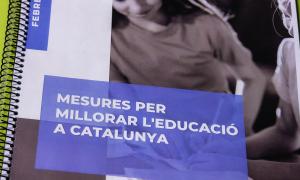 Fotografia del document; Mesures per millorar l'educació de Catalunya. Informe co-elaborat pel ponent Albert Bayot i Fuertes.