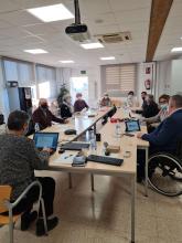 Membres constituents de Girona-voluntària reunits a les instal·lacions de la F. Ramon Noguera